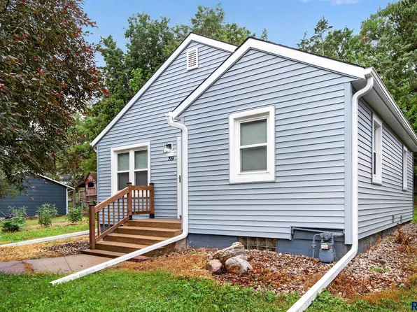709 N Dakota Ave, Dell Rapids, SD 57022