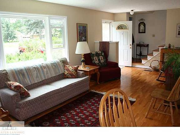 2nd image of 2798 E Roseland Ave