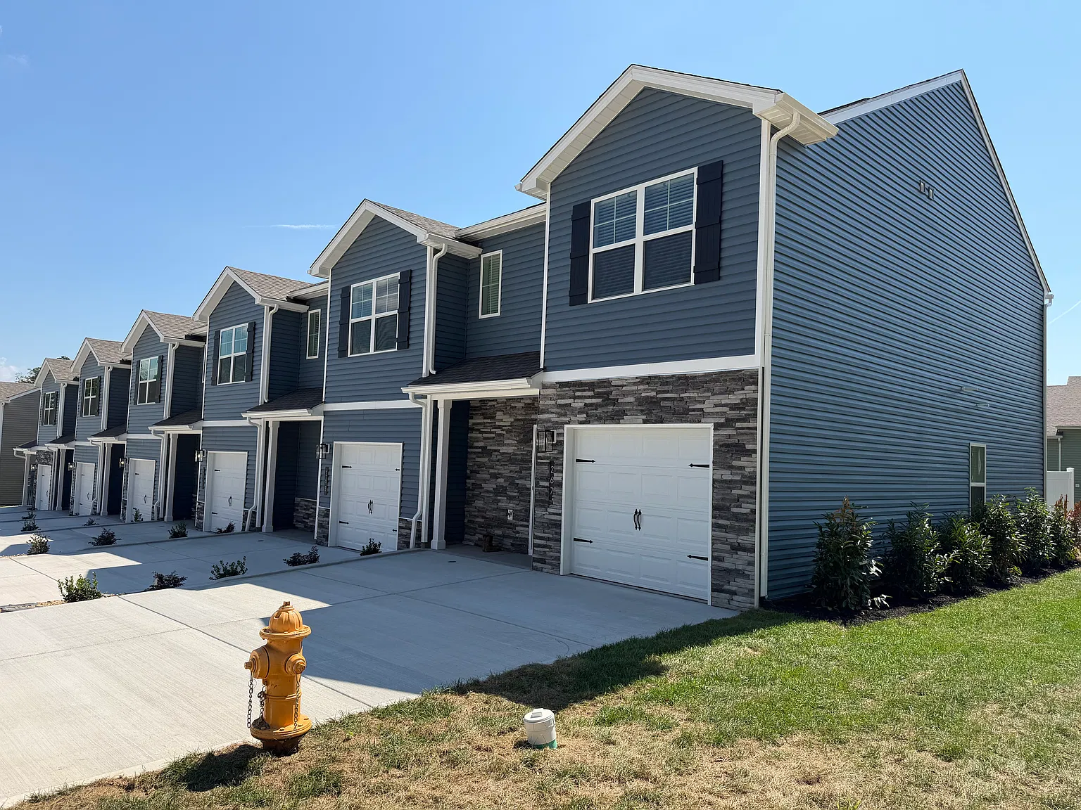 3 bed, 2.5 bath, 1381 sqft, $2,100 — Photo 1