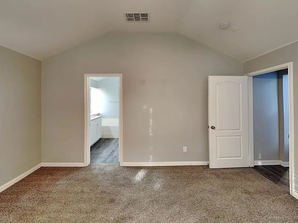 1st image of 1240 Old Oak Dr #1