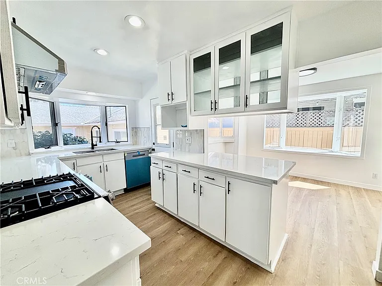910 Acacia Ave — Photo 7