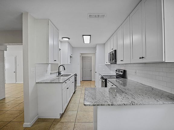 Kitchen w granite counter tops