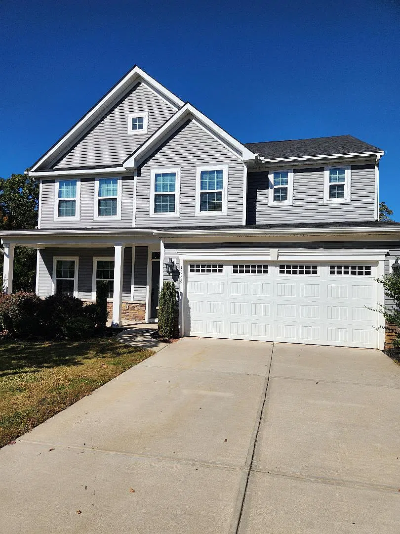 5 bed, 3100 sqft, $2,300 — Photo 1