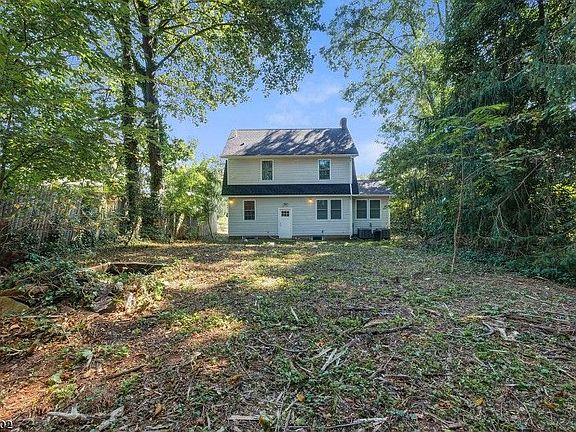 Big yard space w/pond