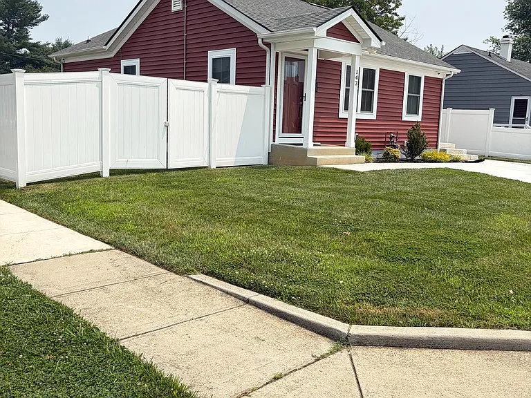 143 Bannister Ave — Photo 2