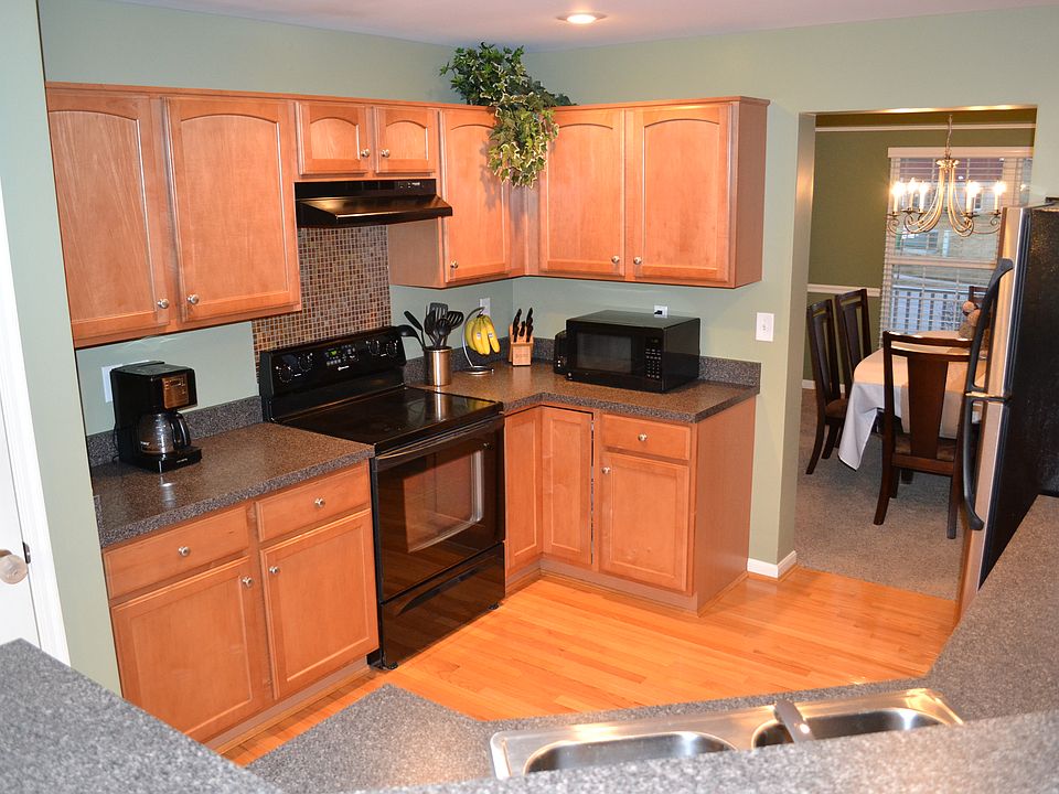 1st image of 8 Woodcrest Dr