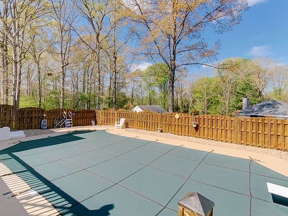 5th image of 471 Lake Forest Dr