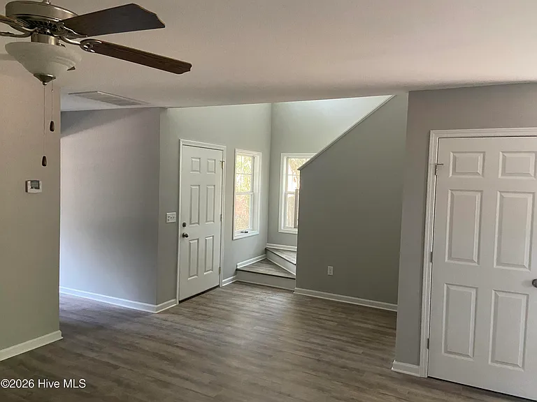 210 Jordan Ln — Photo 6