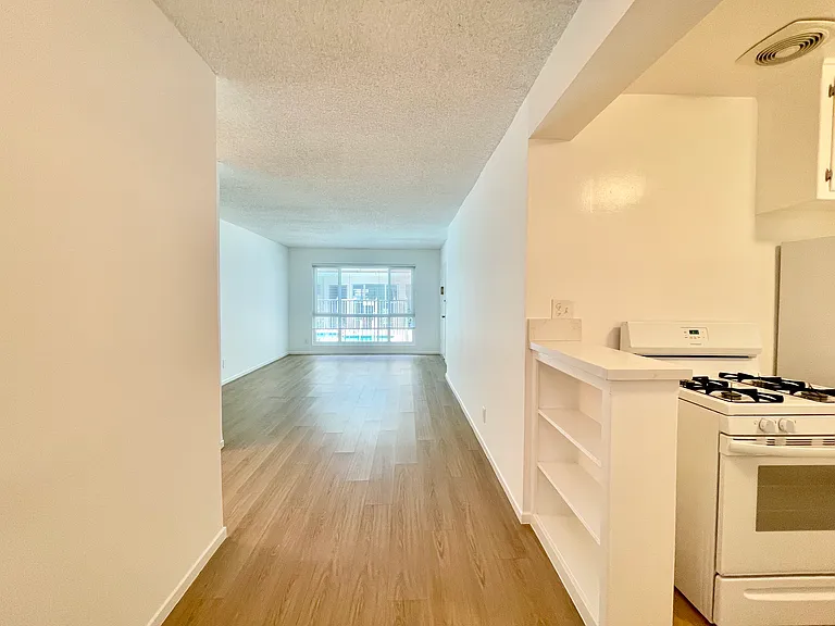 934 N Gardner St #8 — Photo 4