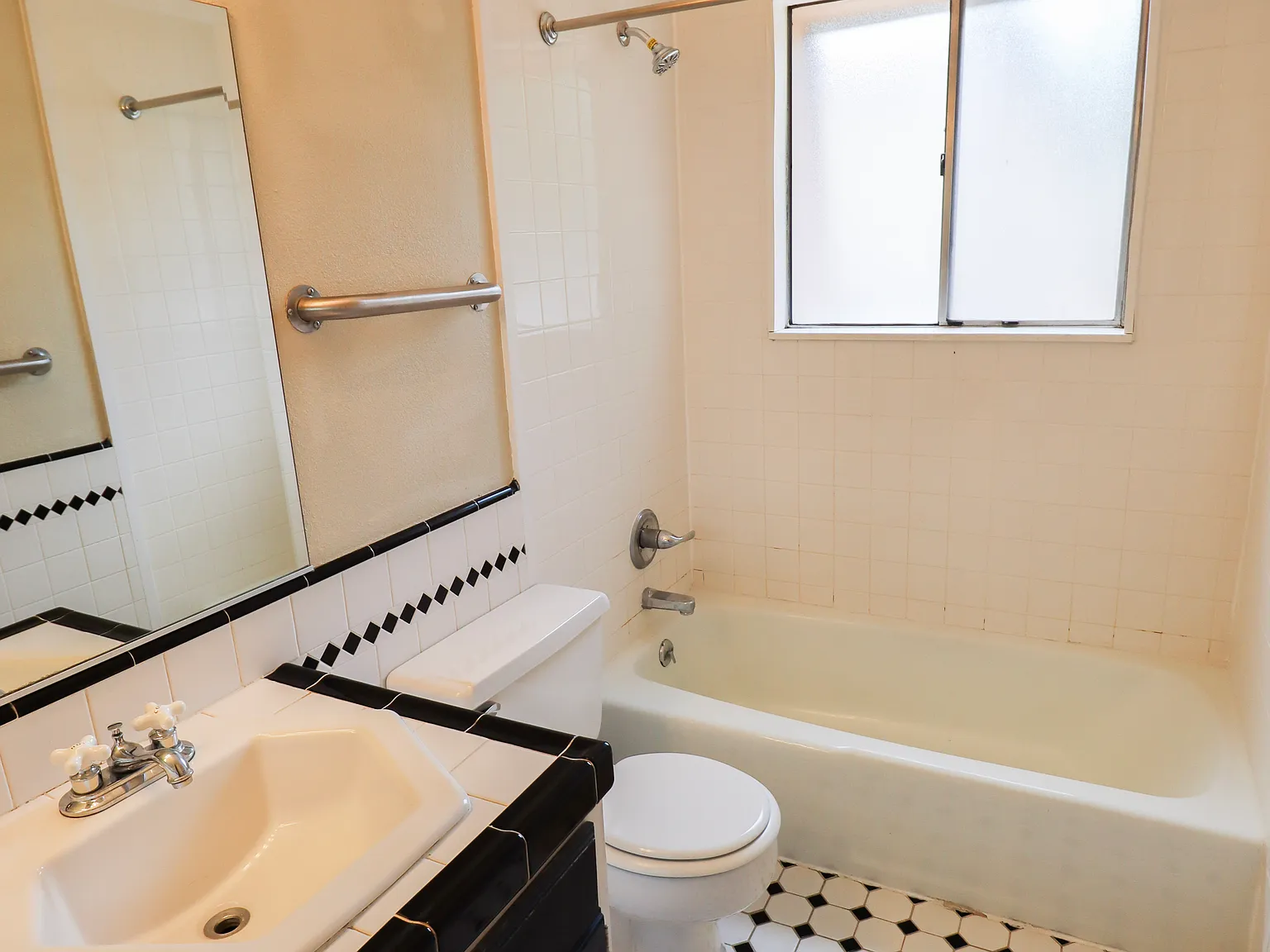 4 bed, 1300 sqft, $2,300 — Photo 3