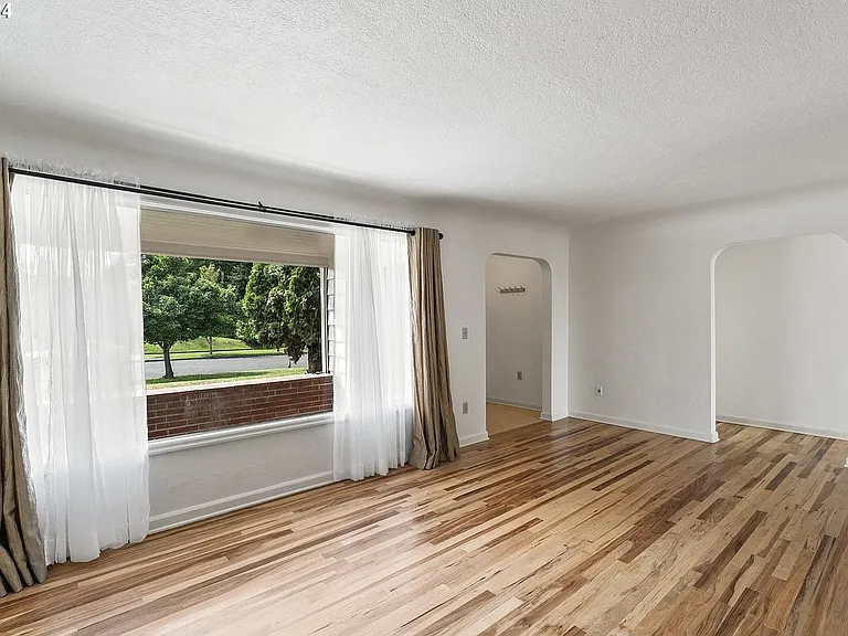 735 E 23rd Ave — Photo 10