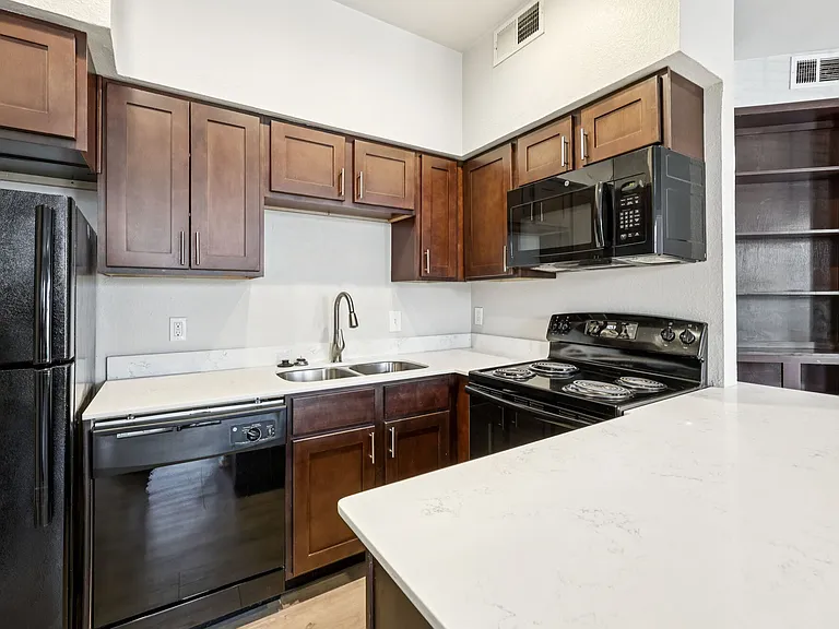 Oaks White Rock — Photo 21