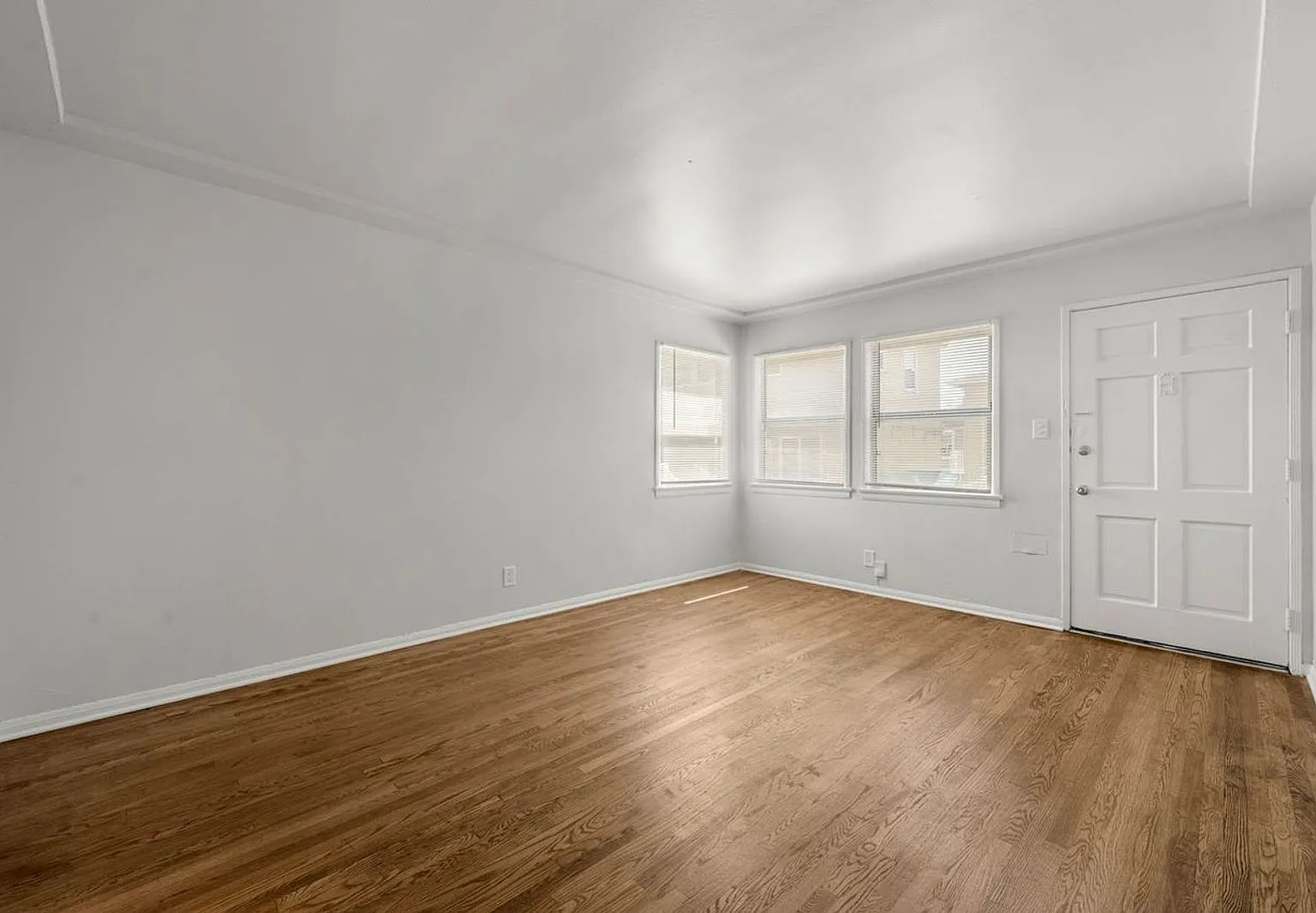 1 bed, 1.0 bath, 600 sqft, $1,472 — Photo 2