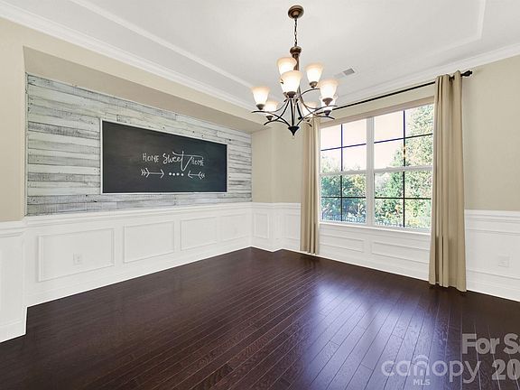 5th image of 989 Emory Ln