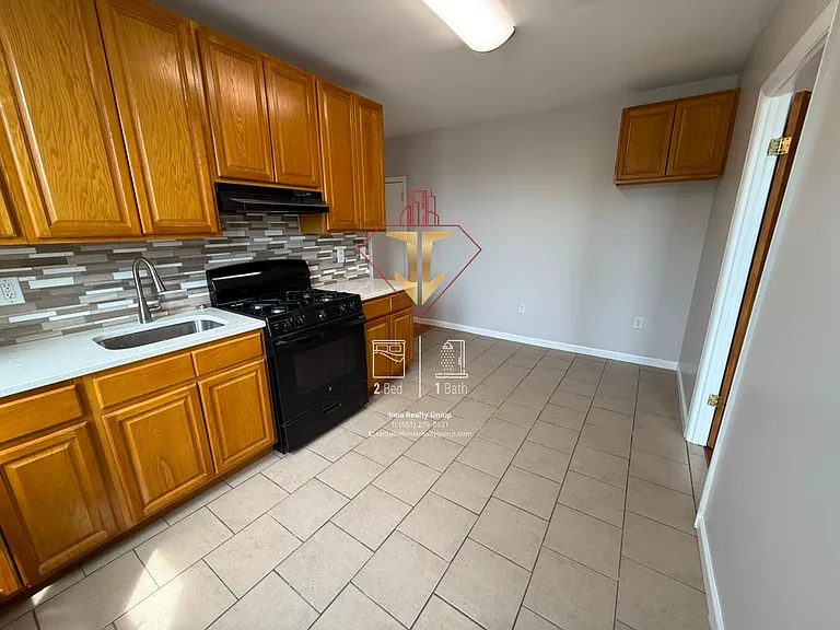 572 57th St #33 — Photo 3
