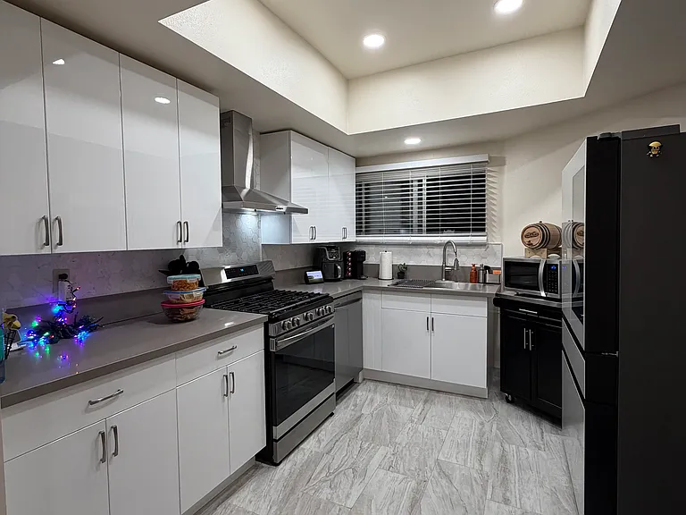 2900 Fairway Ave — Photo 2
