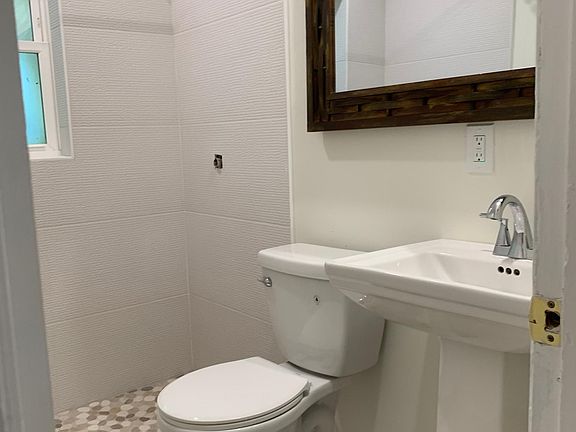3rd image of 4630 Oakwood Ave #A