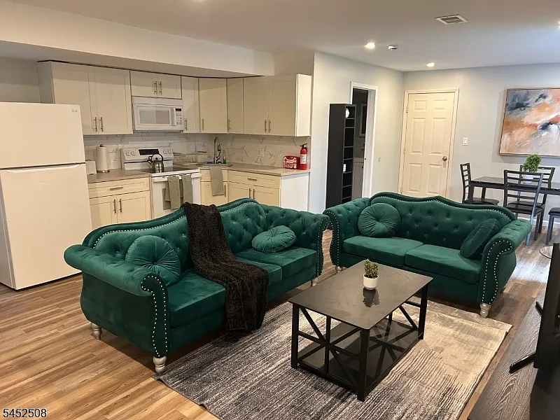 2 bed, 1.0 bath, $2,500 — Photo 2