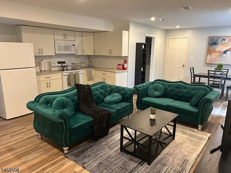 15 Seymour Ave #1B — Photo 2
