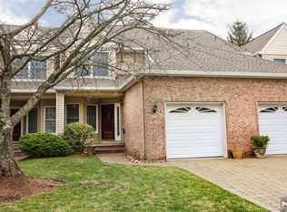 35 Trotters Ln, Allendale, NJ 07401