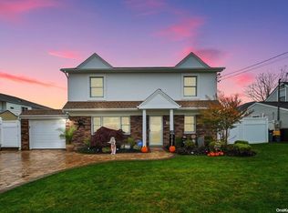 18 Maple St, Massapequa, NY 11758