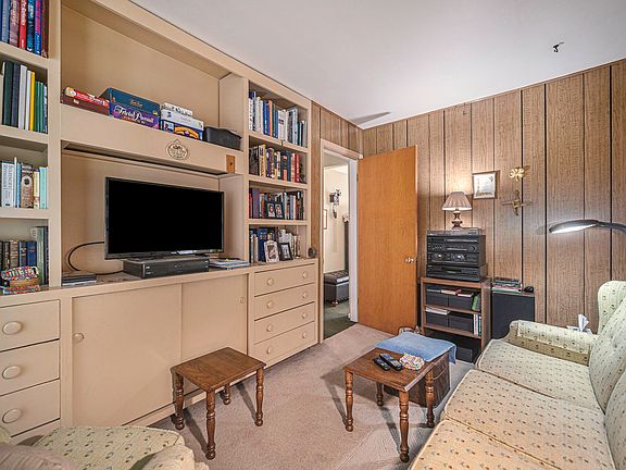 5th image of 800 S Higby St