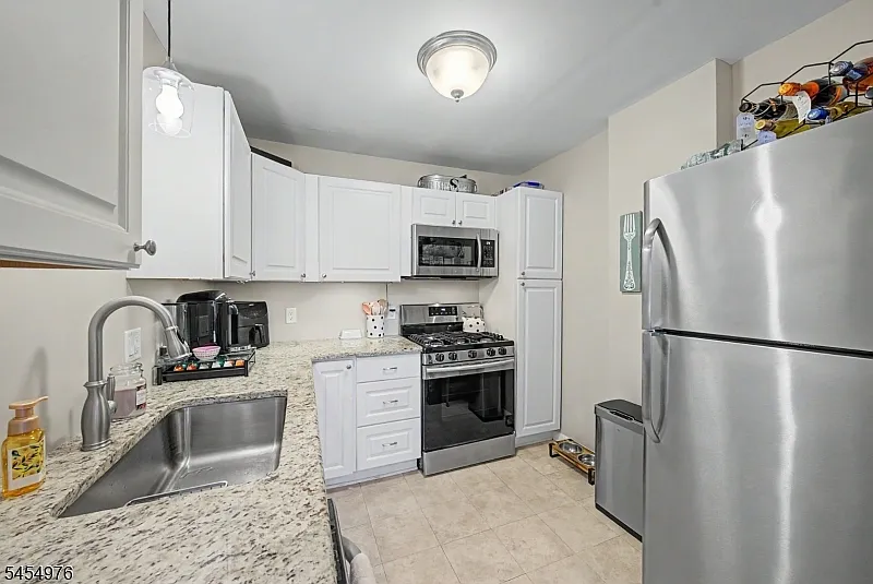 2 bed, 1.0 bath, $2,450 — Photo 4