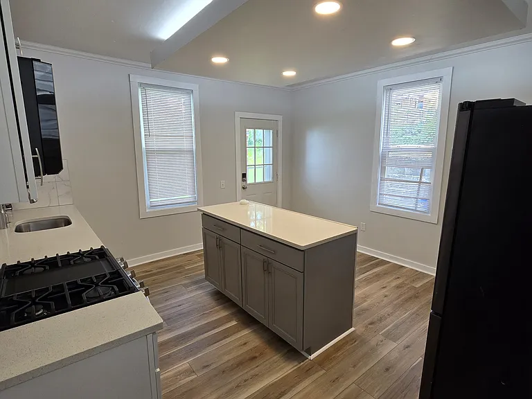 821 Southern Ave — Photo 2
