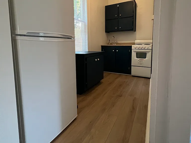 824 1/2 E 34th St — Photo 2