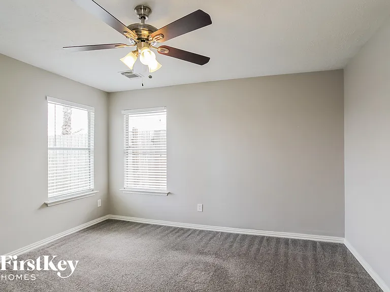 916 Willaby St — Photo 7