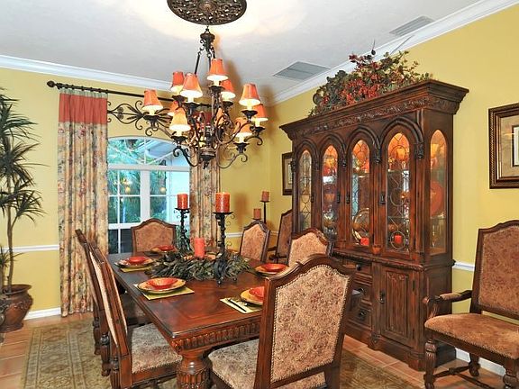 Spacious Dining room
