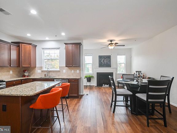3rd image of 805 Glenside Way