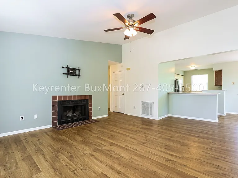 601B Rose Hollow Dr #B — Photo 2