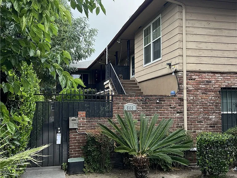 500 N Los Robles Ave #6 — Photo 1