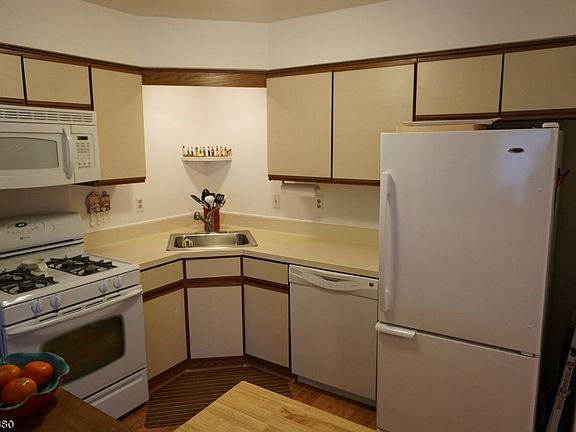 5th image of 48 Beaconsfield Pl #48