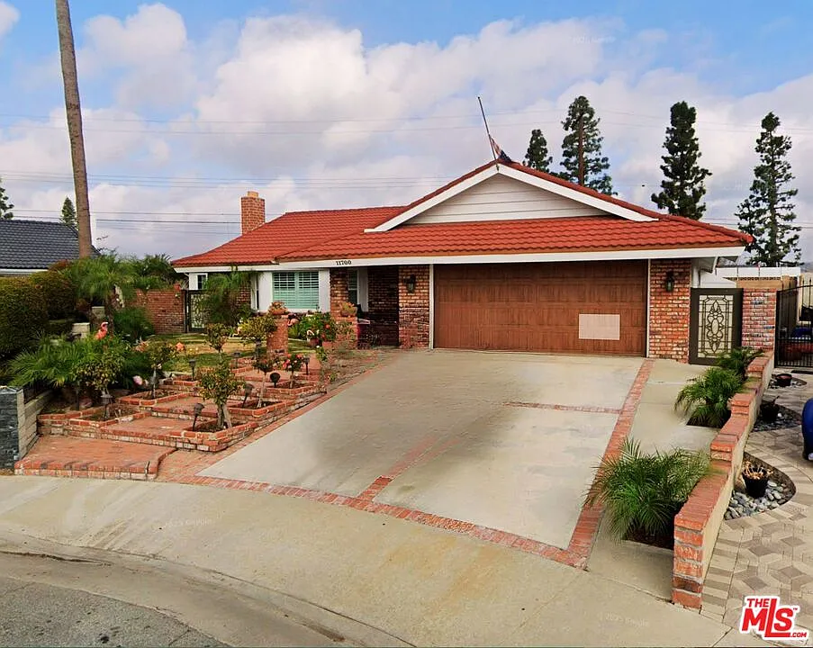 11700 Clearglen Ave