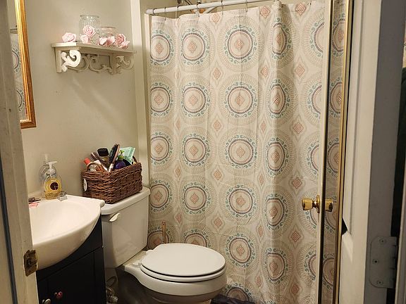 5th image of 155 Hickory Ave