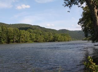 1451 New River Rd, Hinton, WV 25951