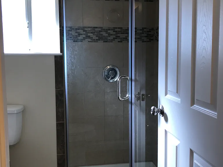Bathroom pic 2