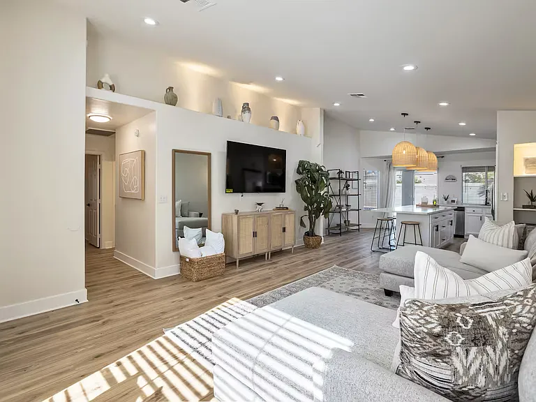 8776 W Greer Ave — Photo 4