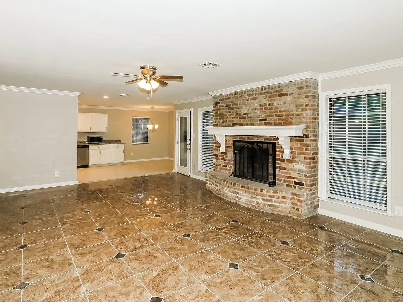 6 bed, 3.0 bath, 3108 sqft, $2,800 — Photo 4