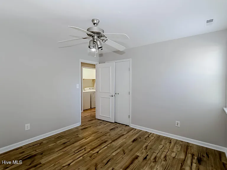 2901 Mandy Ln — Photo 22