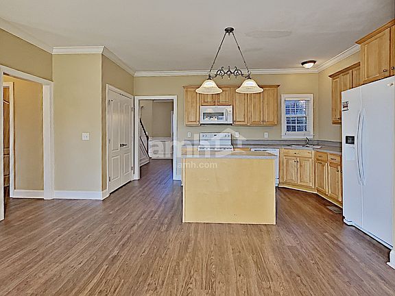 5th image of 2710 Marilyn Ct