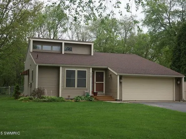 640 Glenview Cir, Plainwell, MI 49080