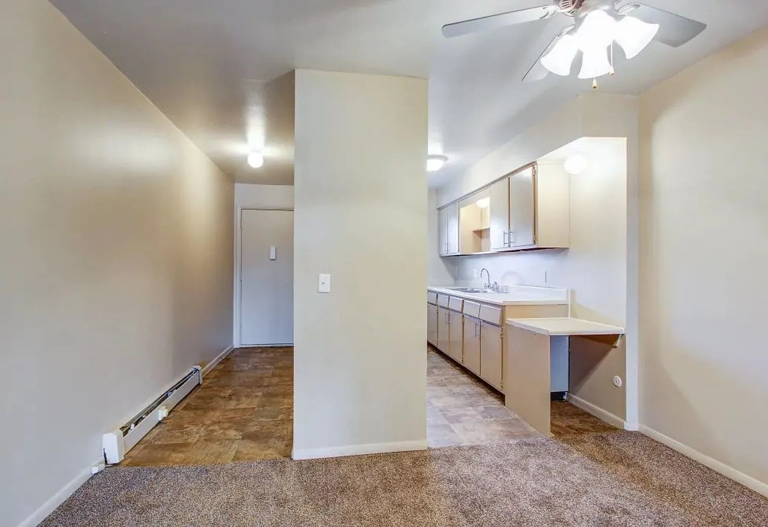 Country Club Apartments — Photo 1