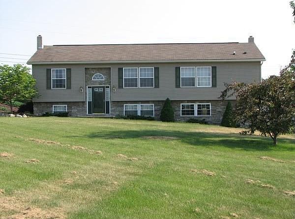 Front of the house (features a breathtaking view of Blue Mountain!) 