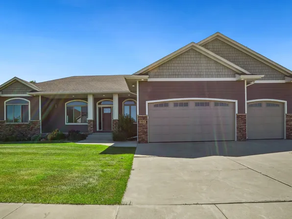 504 W Palmer Cir, Aberdeen, SD 57401