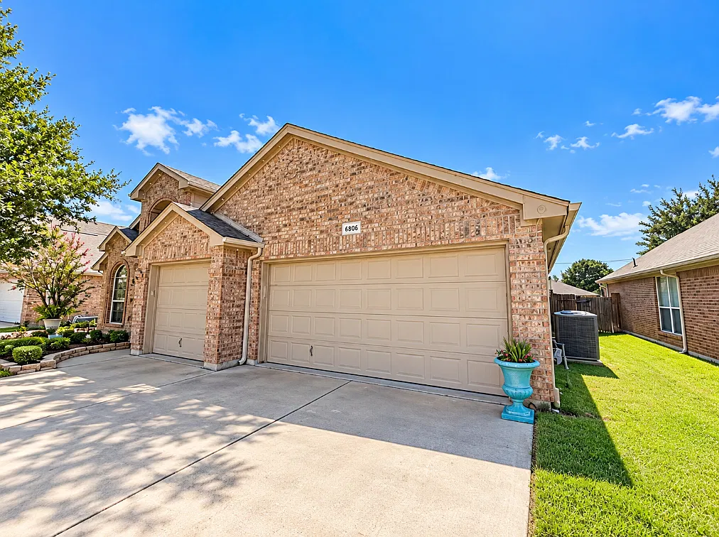 4 bed, 2360 sqft, $3,000 — Photo 1