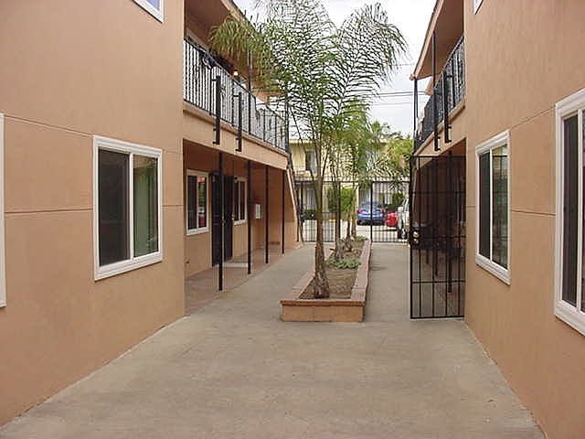 1st image of 4661 Meade Ave