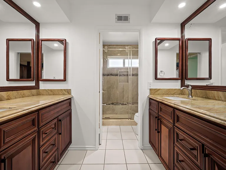 22606 Archwood St — Photo 17
